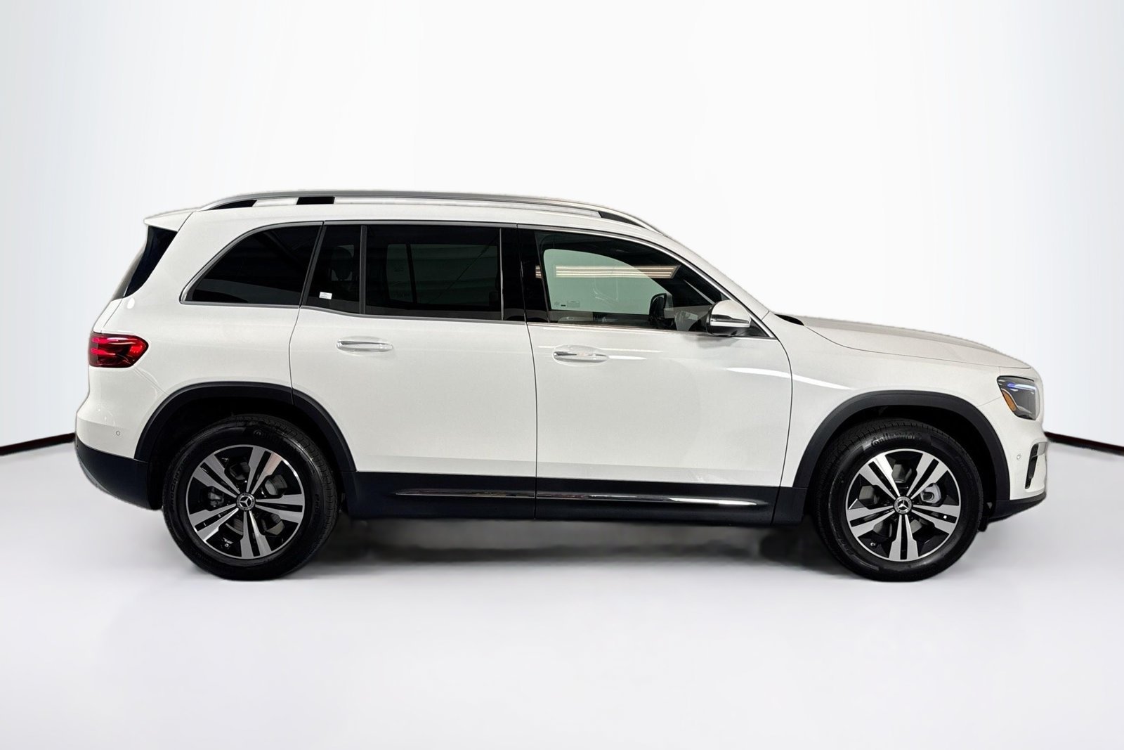 New 2026 Polar White Mercedes-Benz GLB 250 image 4