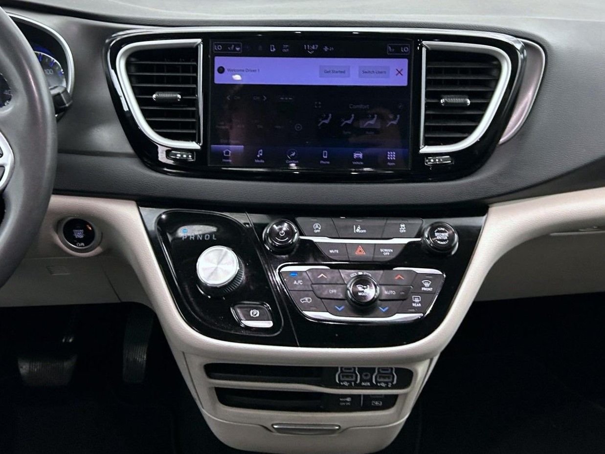 Certified Used 2022 White Chrysler Touring L image 12