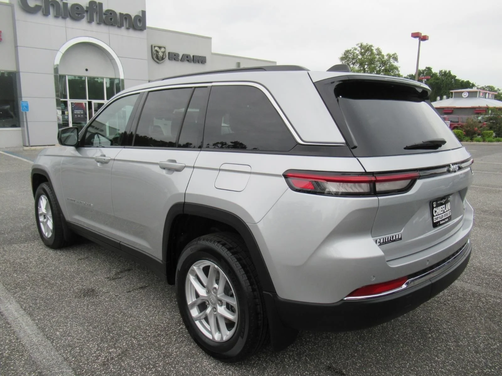 New 2026 Silver Zynith Exterior Paint Jeep Laredo X image 5