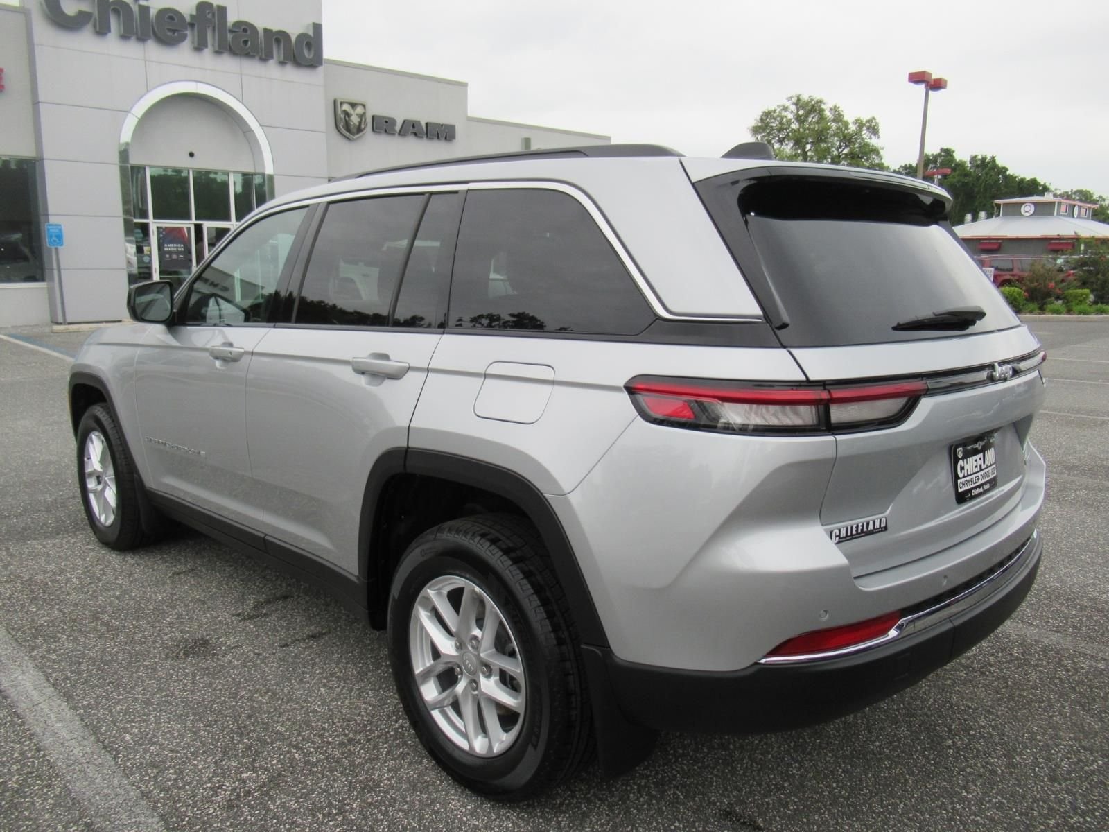 New 2026 Silver Zynith Exterior Paint Jeep Laredo X image 5