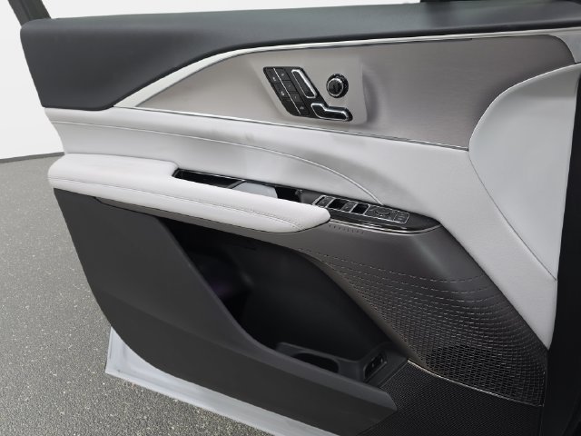 2027 Cadillac LYRIQ Luxury - Photo 23