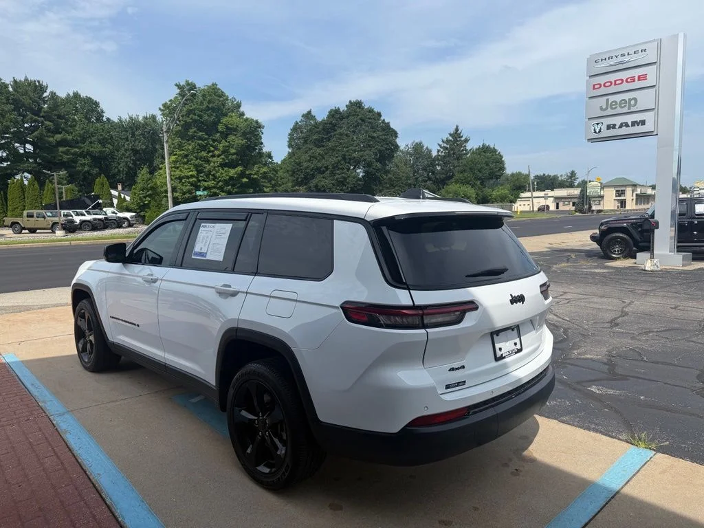 Used 2023 White Jeep Altitude image 7