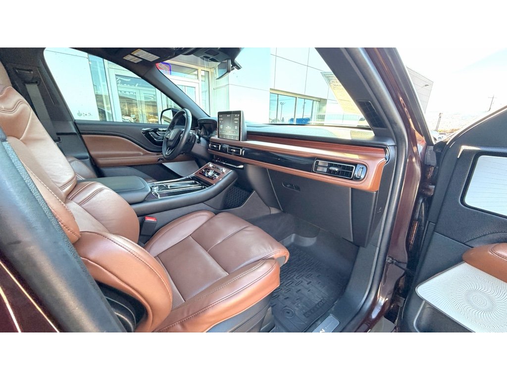Used 2023 Diamond Red Metallic Tinted Clearcoat Lincoln Reserve image 9