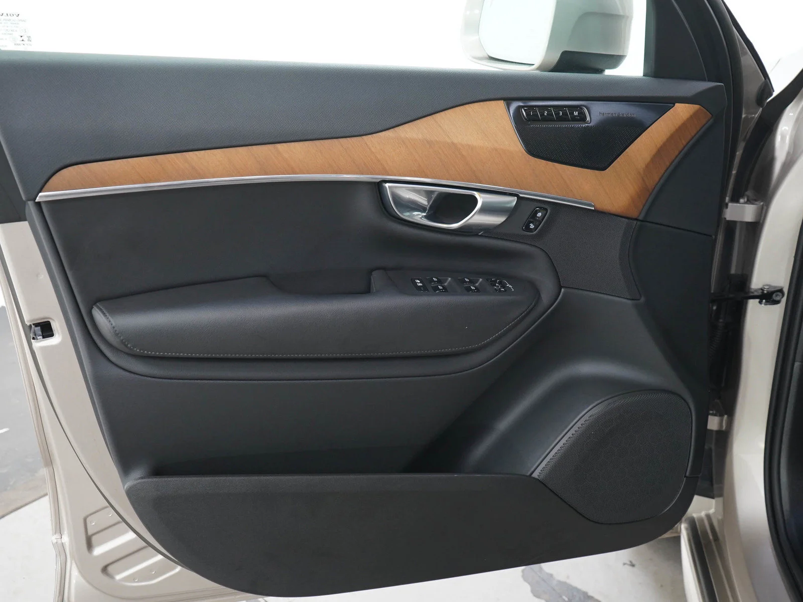 Used 2023 Dusk Metallic Volvo Plus image 23