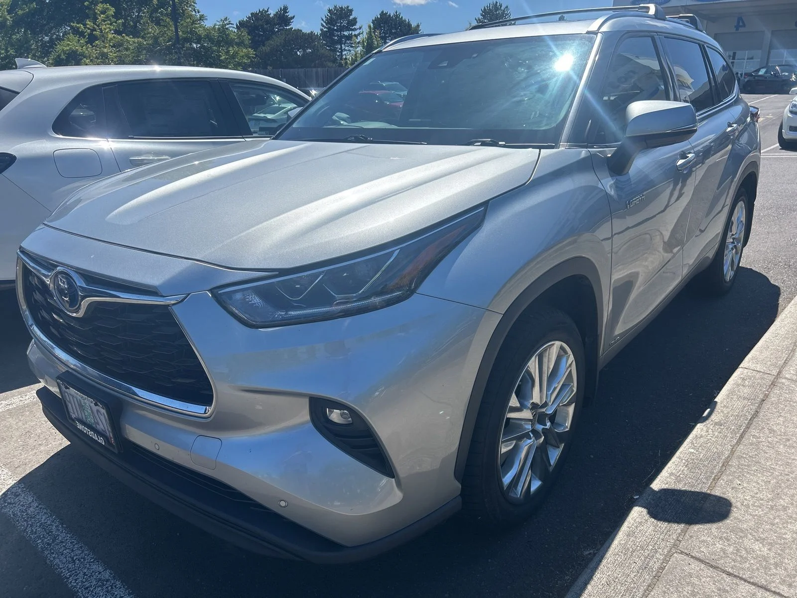 2021 Toyota Highlander Limited Hybrid 4x4's photo