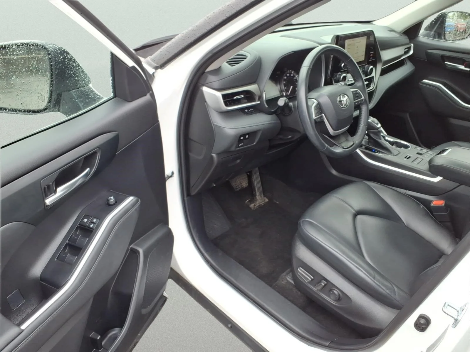 Used 2023 Beige Toyota XLE image 10