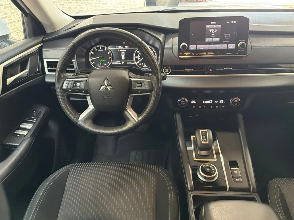 Used 2023 White Mitsubishi ES image 12
