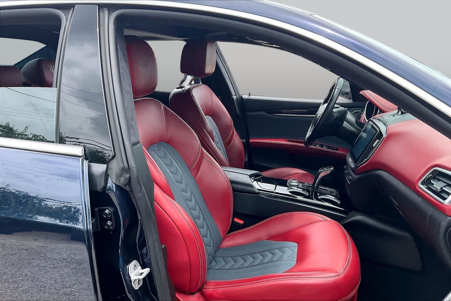 Used 2019 Rosso Folgore Mica Maserati GranLusso image 9