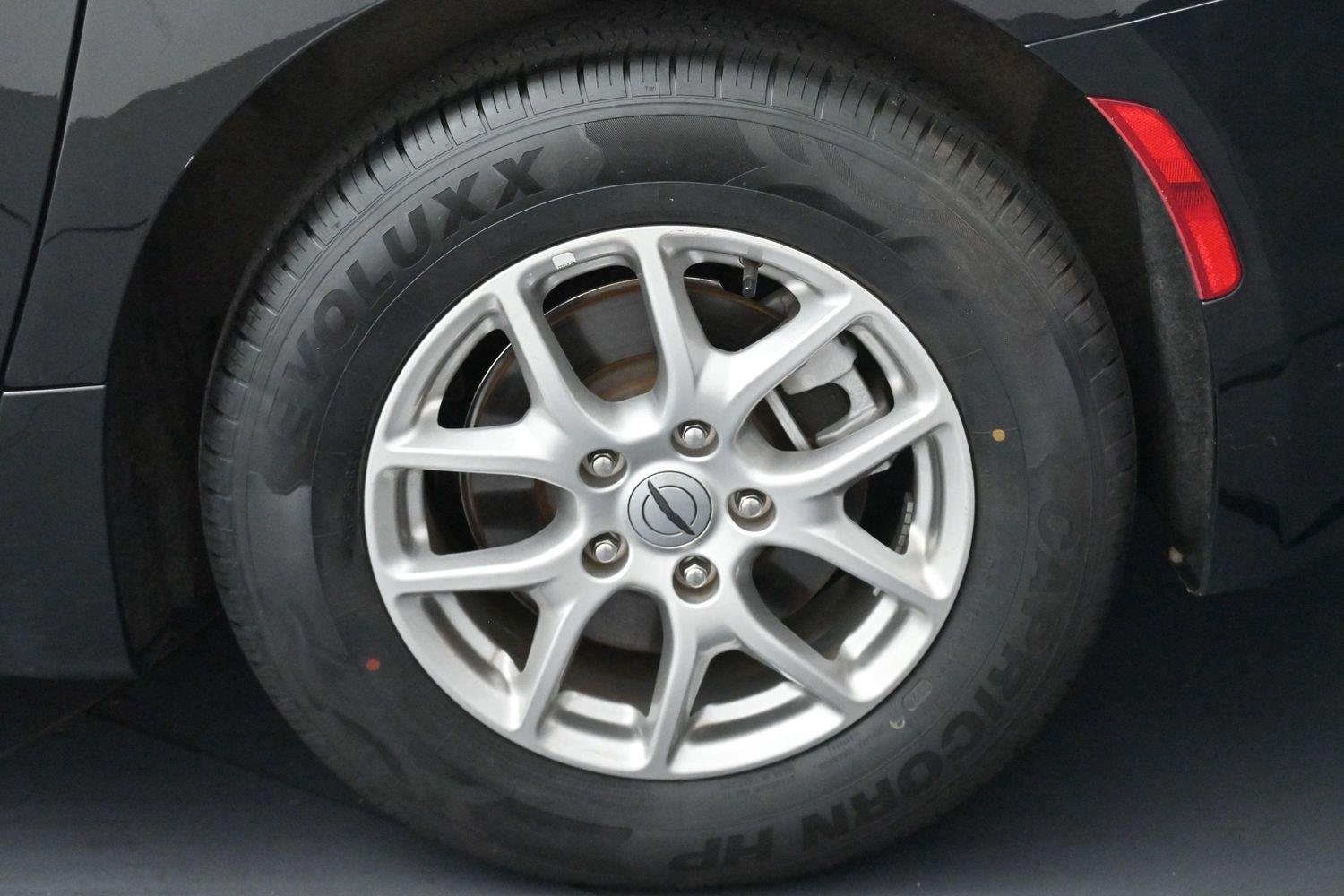 Used 2025 Diamond Black Crystal Pearlcoat Chrysler Select image 36