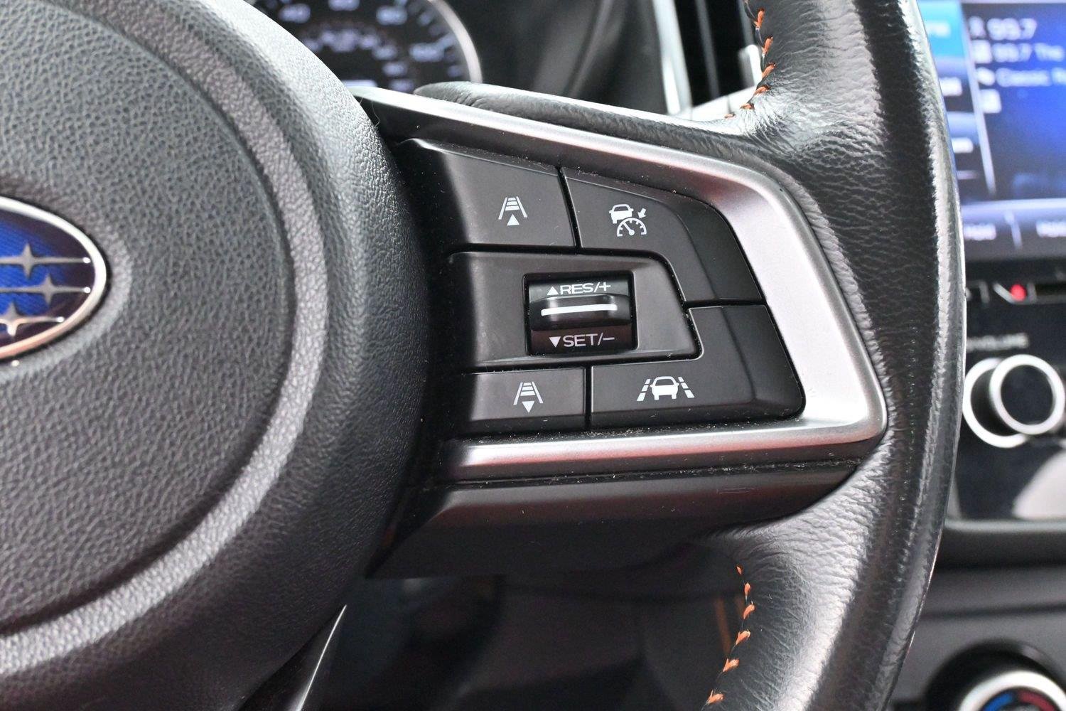 Used 2018 Ice Silver Metallic Subaru Limited image 18