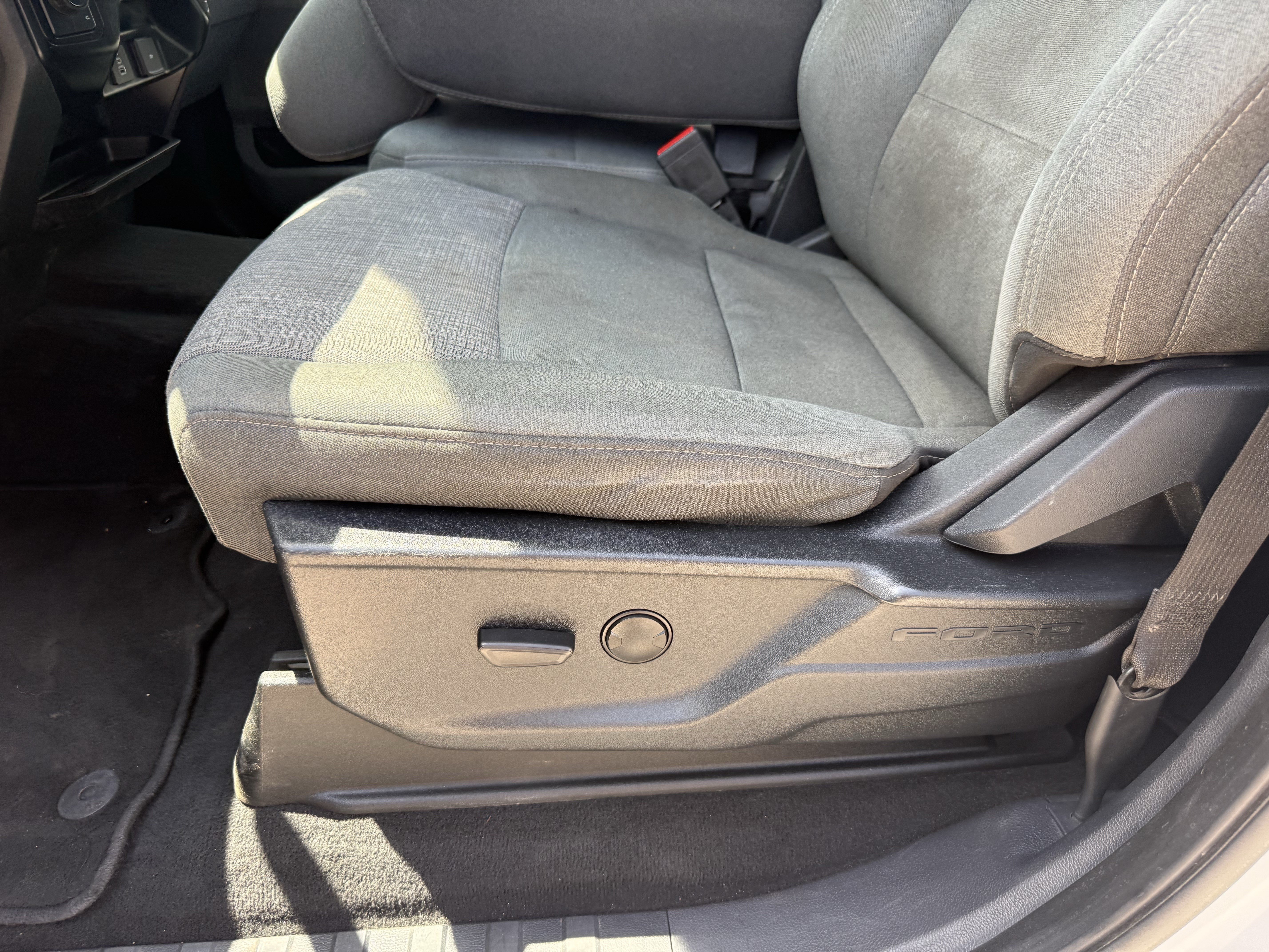 Used 2025 Oxford White Ford XLT image 26