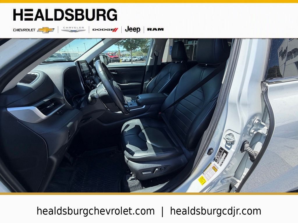Used 2021 White Toyota XLE image 10