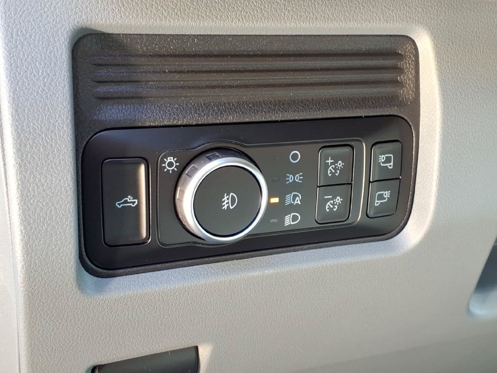 New 2027 Iconic Silver Metallic Ford F-250® XLT image 20