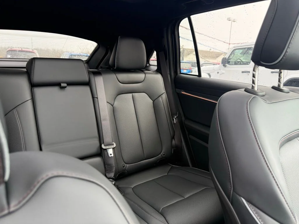 New 2025 Diamond Black Crystal Pearl-Coat Exterior Paint Jeep Limited image 55