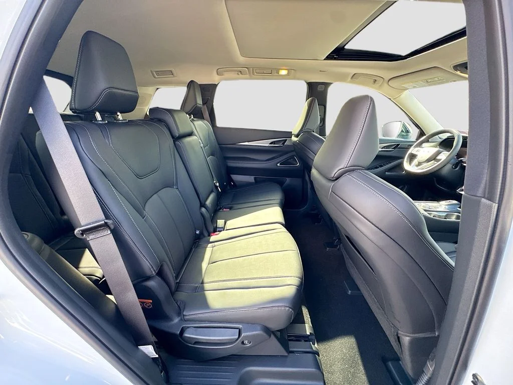 Used 2027 White INFINITI LUXE image 30