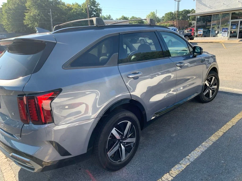Used 2021 Silver Kia S image 3
