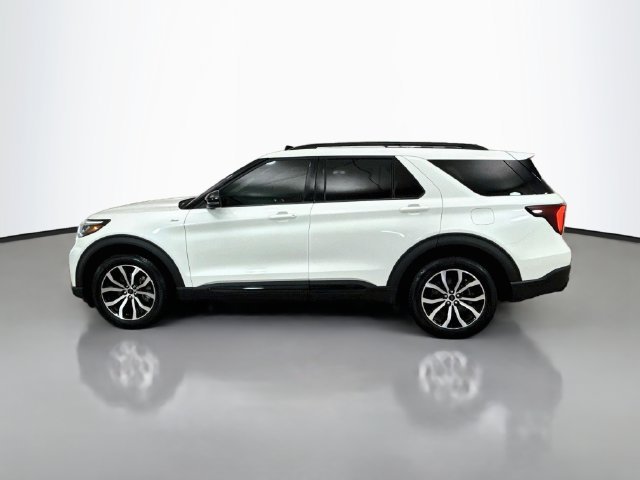 Used 2025 White Metallic Ford ST-Line image 4