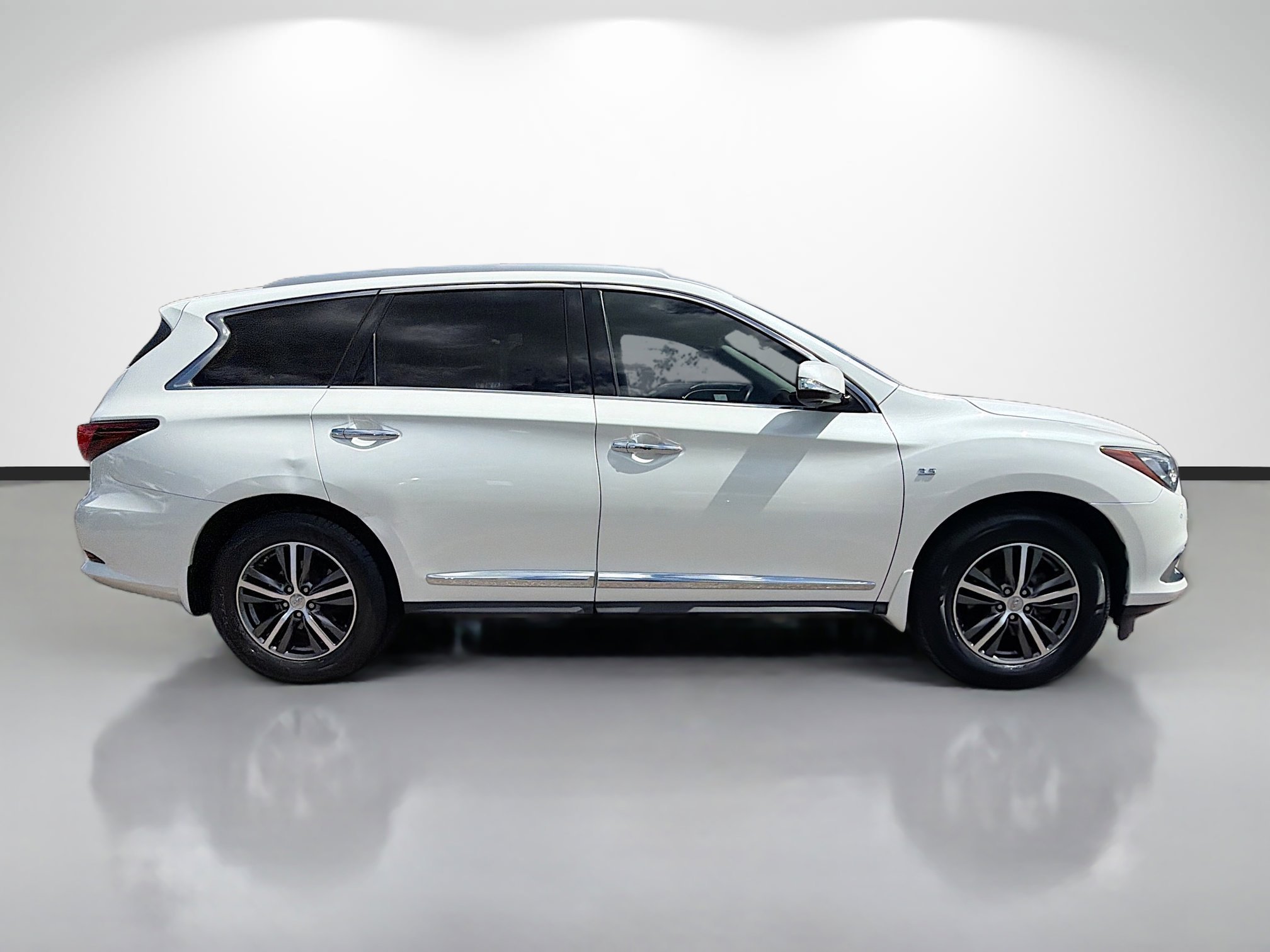 Used 2017 Majestic White INFINITI Base image 5