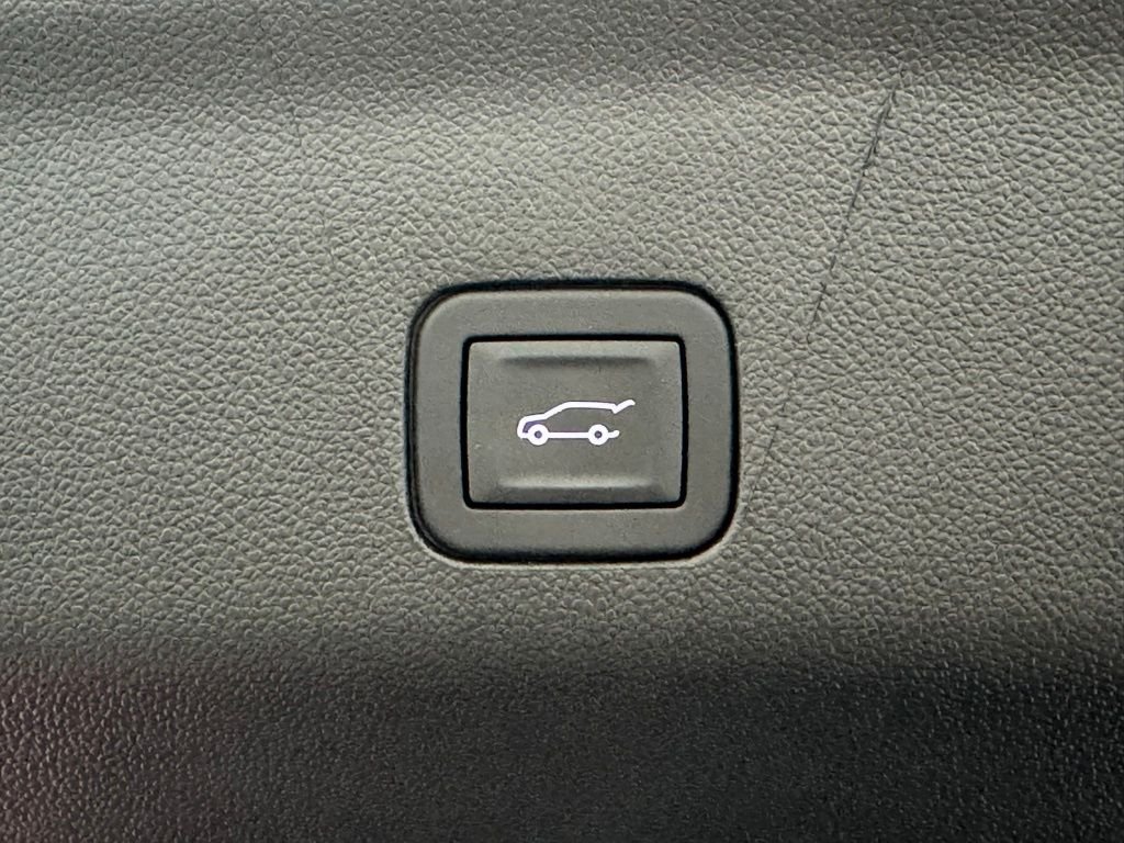 Used 2026 Glacier White Tricoat GMC Denali Ultimate image 15