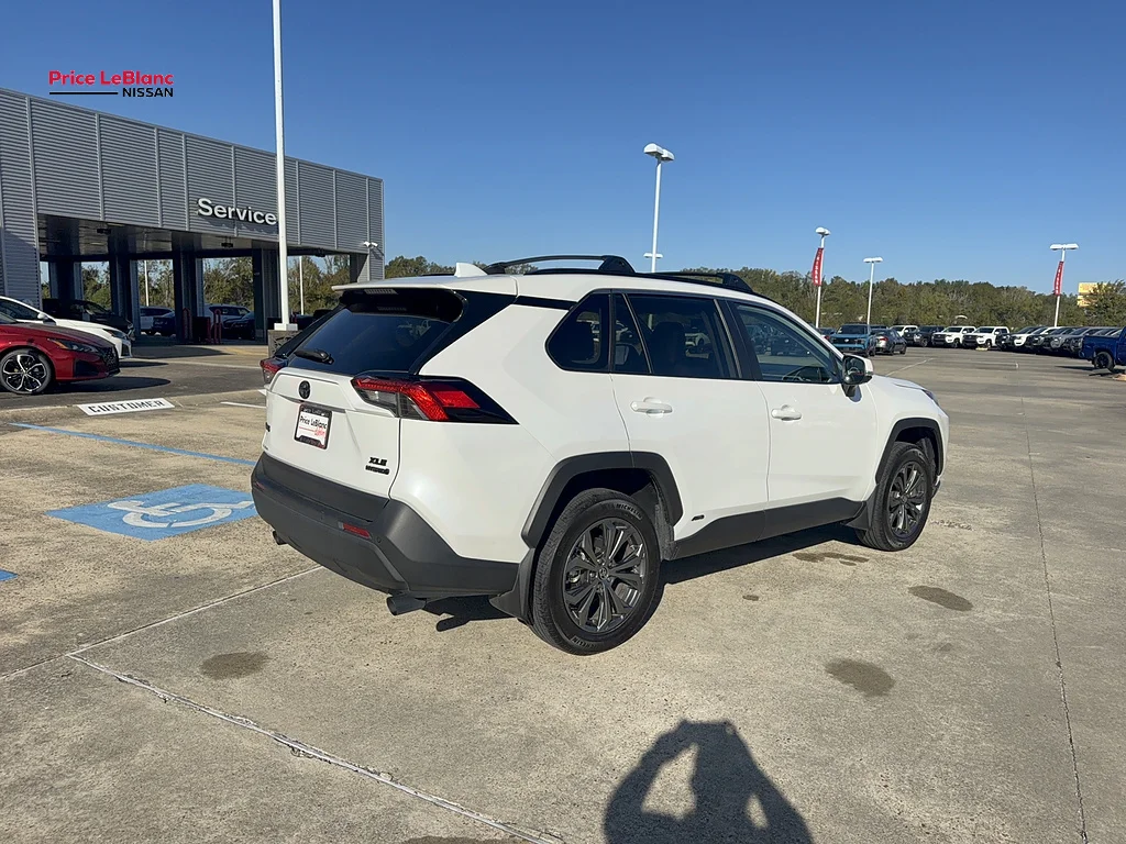 Used 2024  Toyota XLE Premium image 7