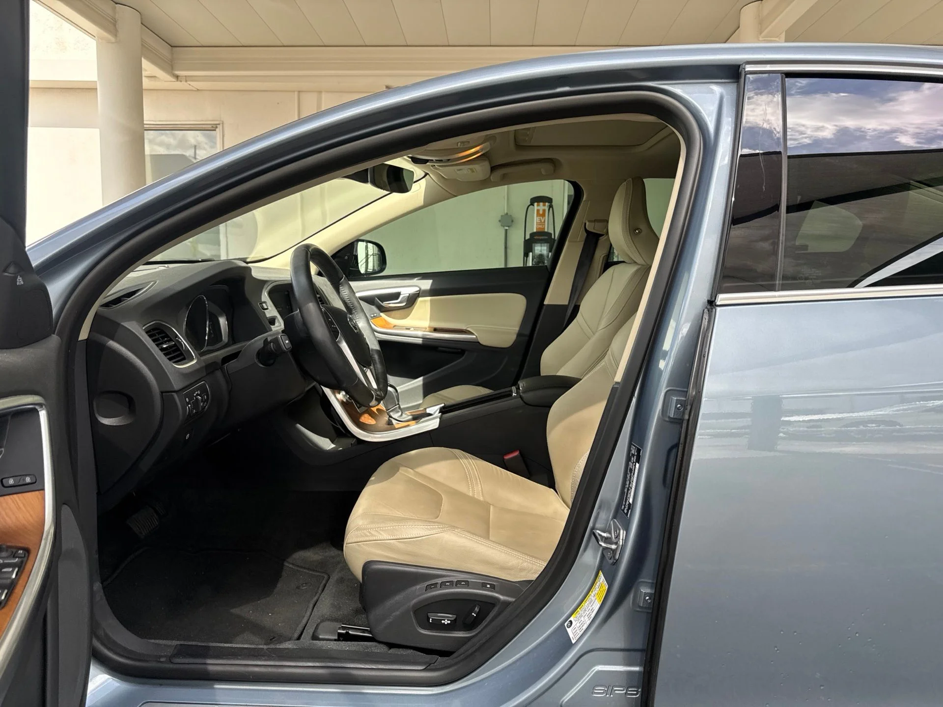 Used 2018 Blue Volvo T5 Platinum image 9