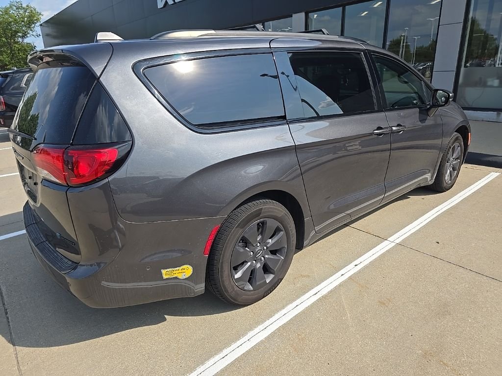 Used 2020 Gray Chrysler Limited image 7