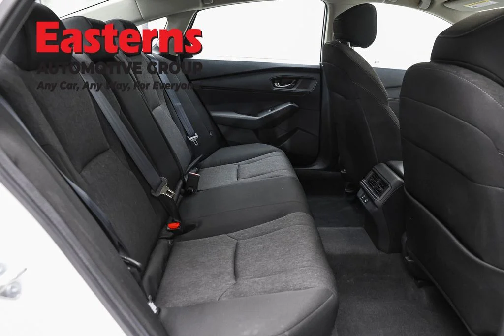 Used 2025 White Honda SE image 22