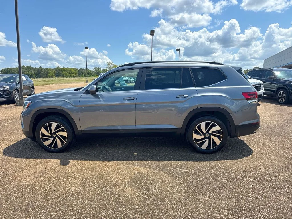 Used 2025 Gray Volkswagen 2.0T SE w/Technology image 5