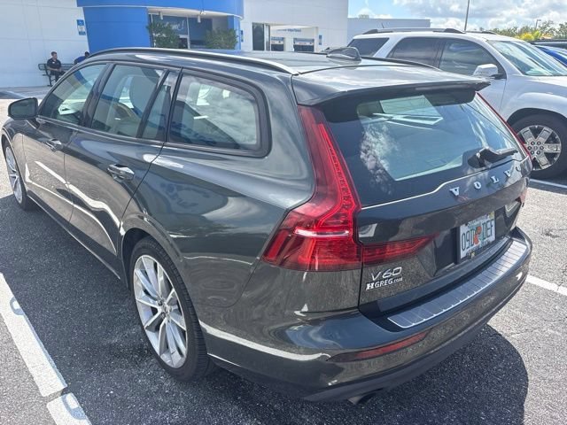 Used 2020 Pine Gray Metallic Volvo Momentum image 2