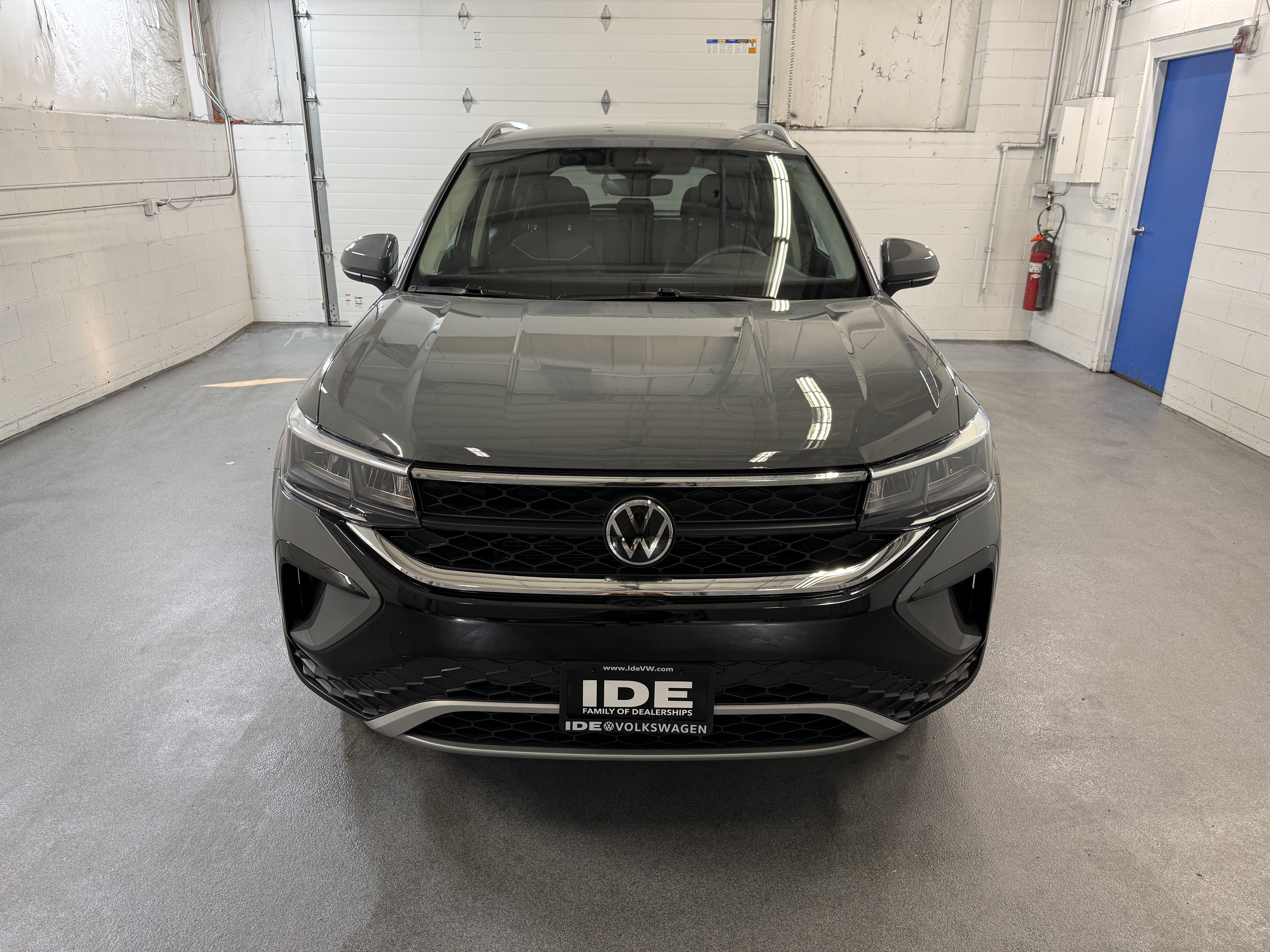 Used 2024 Pure Gray Volkswagen SE image 3
