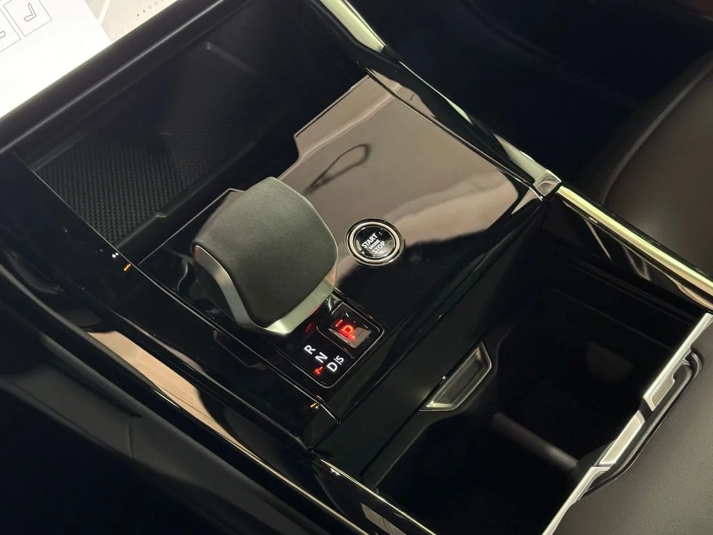 New 2026 Fuji White Land Rover SE image 20