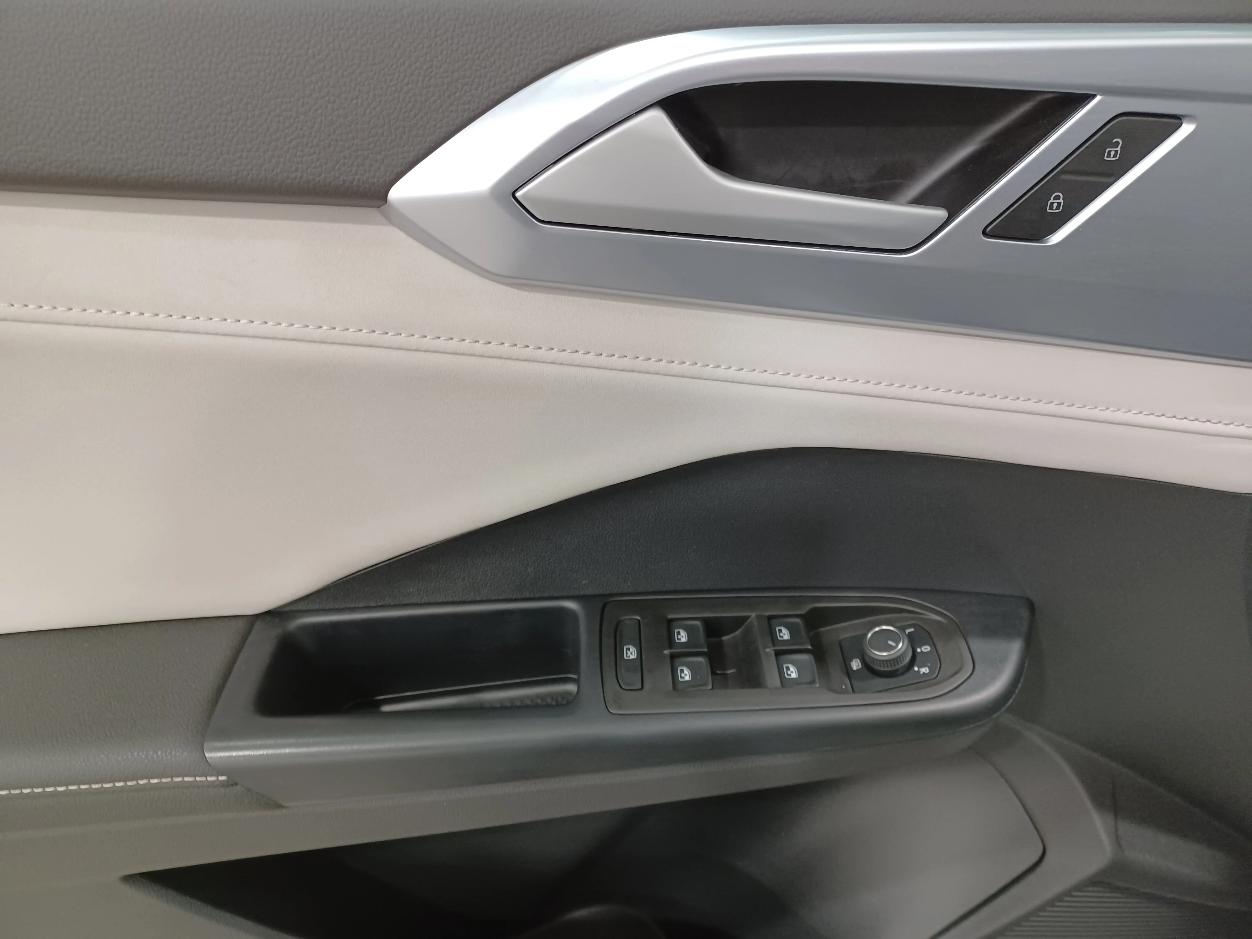 Certified Used 2025 Pure White Volkswagen Comfortline 4Motion*Adaptive Cruise | Remote Start | Htd Seats | Htd Wheel | Blind Spot Detection image 9