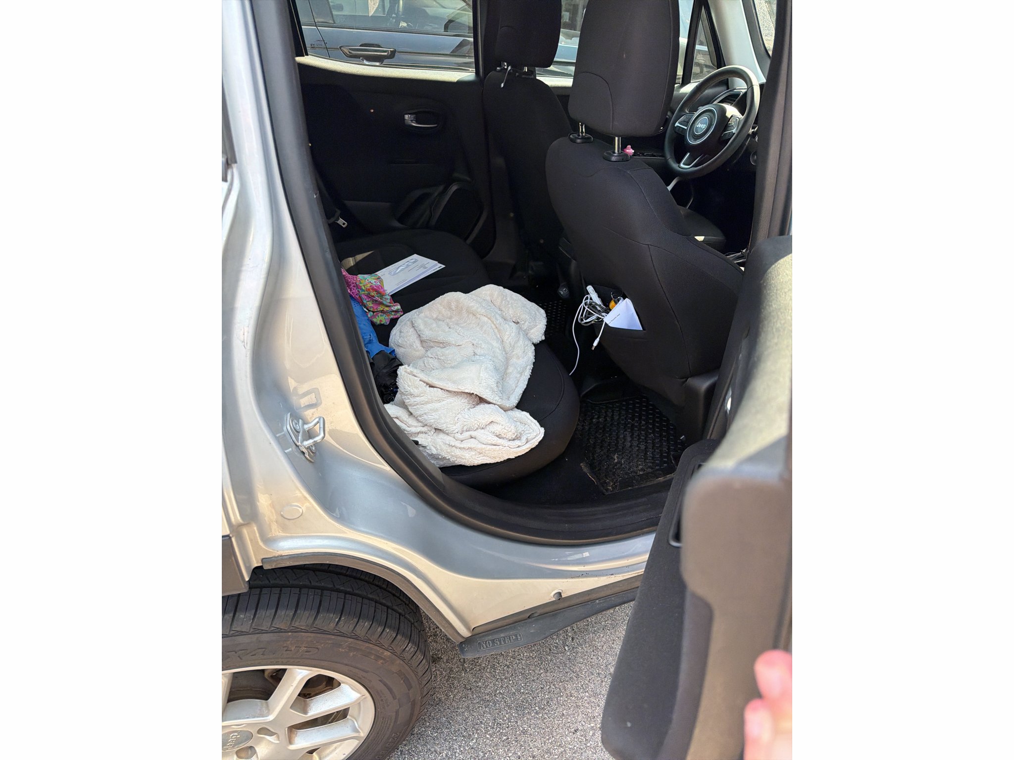 Used 2019 Glacier Metallic Clearcoat Jeep Latitude image 5