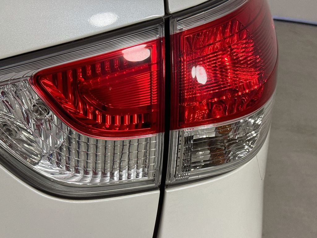 Used 2016 Pearl White Nissan Platinum image 37