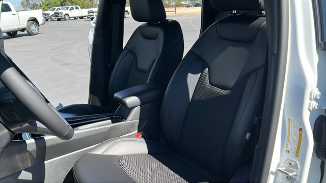 New 2026 Bright White Clearcoat Jeep Latitude Altitude image 16