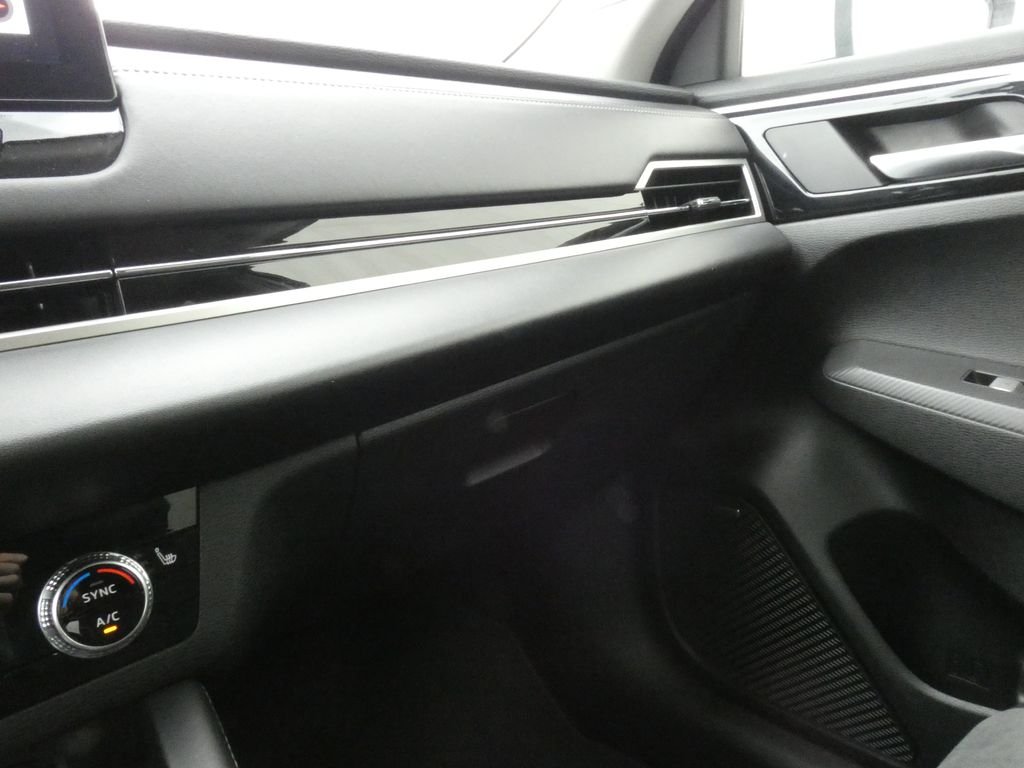 Used 2025 Silver Mitsubishi SE image 30