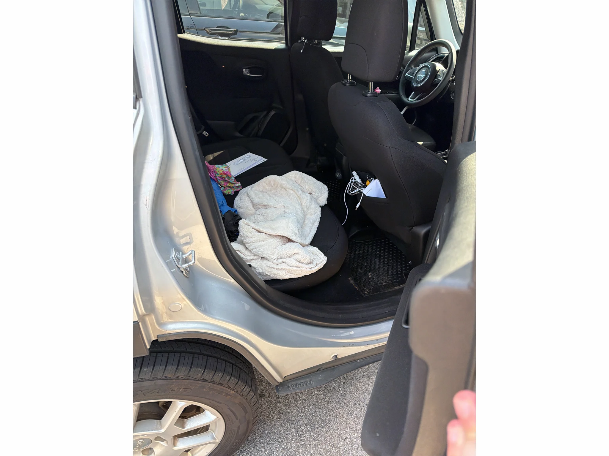 Used 2019 Glacier Metallic Clearcoat Jeep Latitude image 4