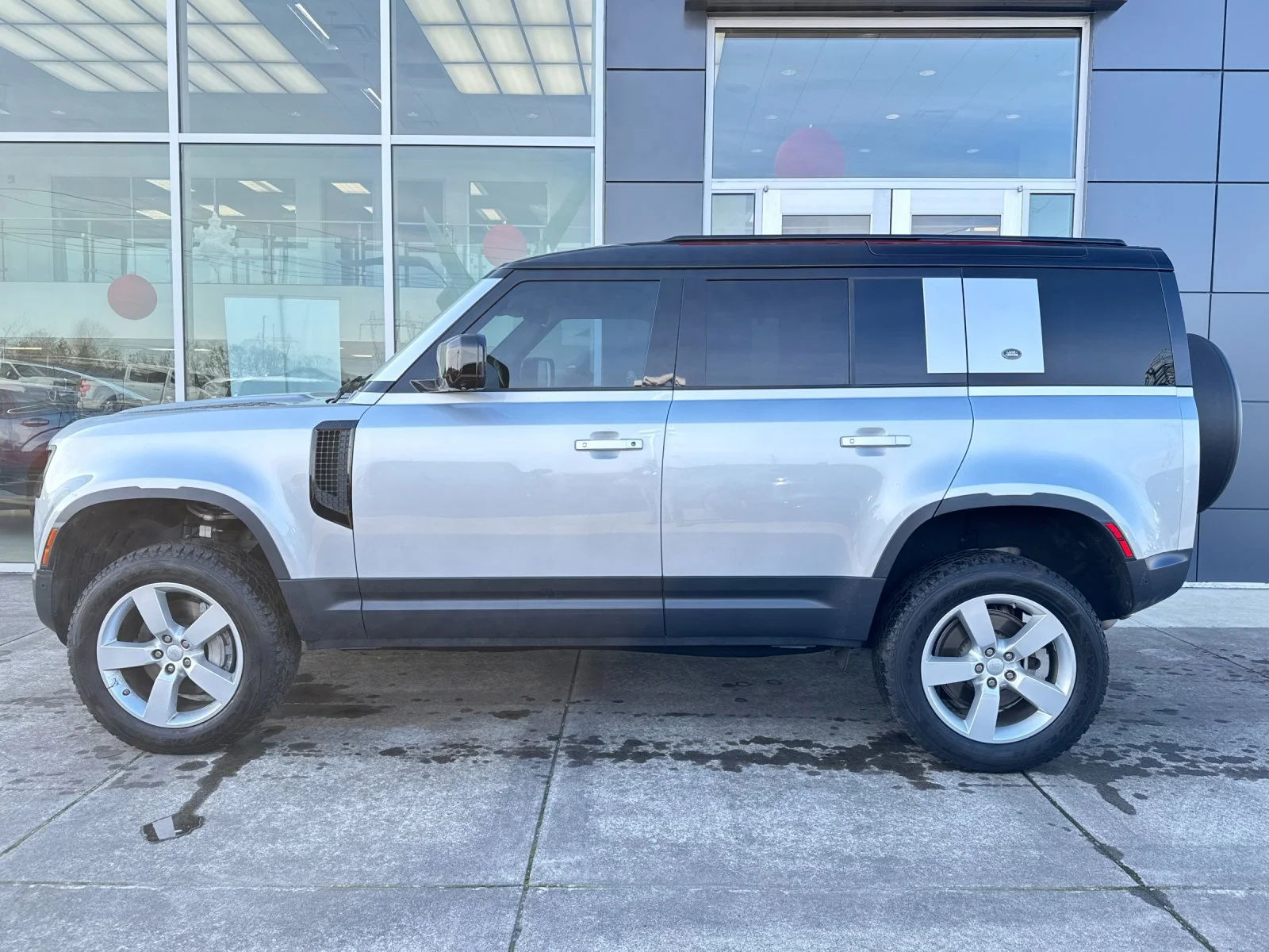 Used 2020 Indus Silver Metallic Land Rover First Edition image 7