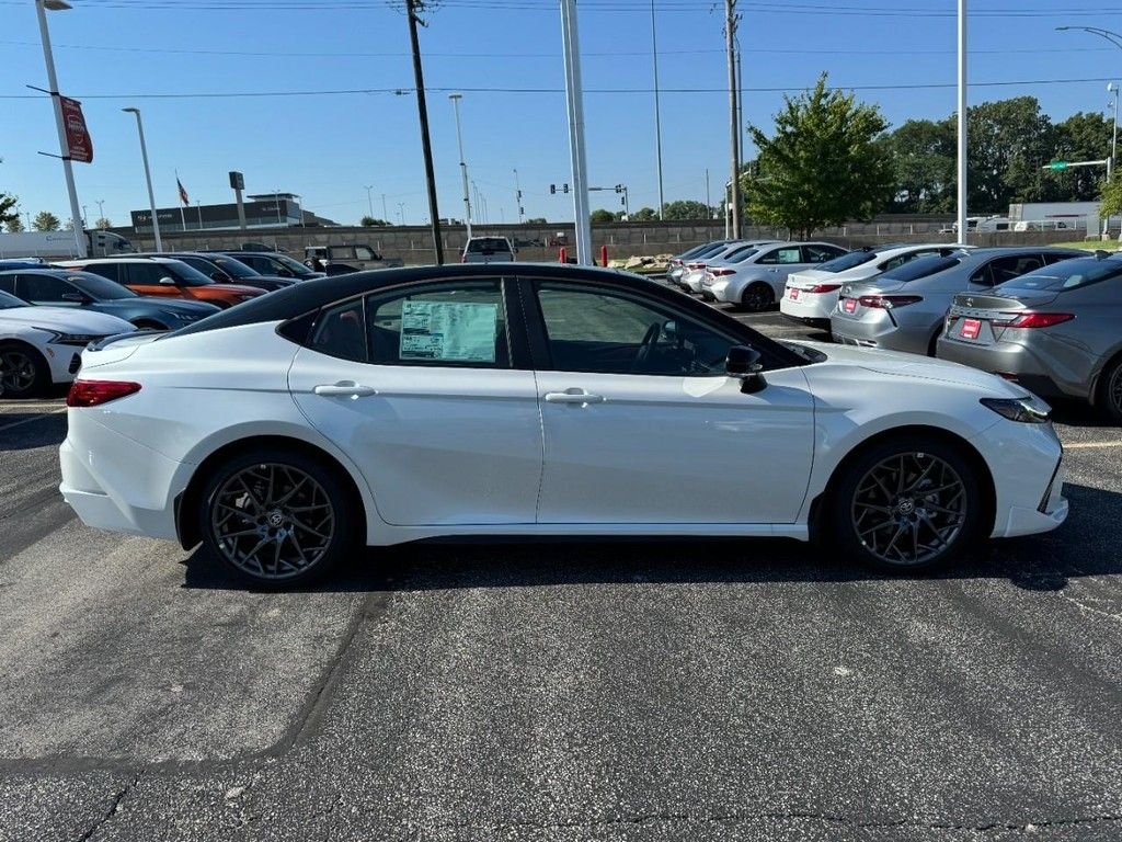 New 2026 Wind Chill Pearl with Midnight Black Metallic roof <sup>1</sup> Toyota  XSE image 2