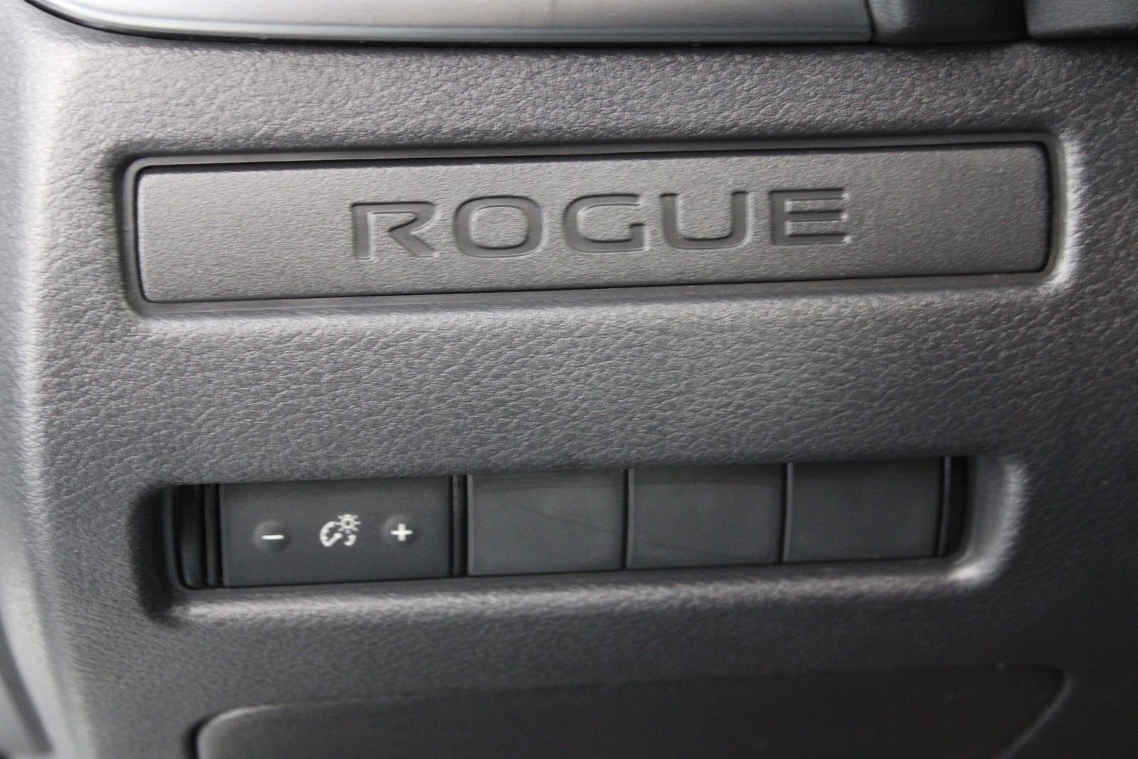 Used 2023 White Nissan S image 17