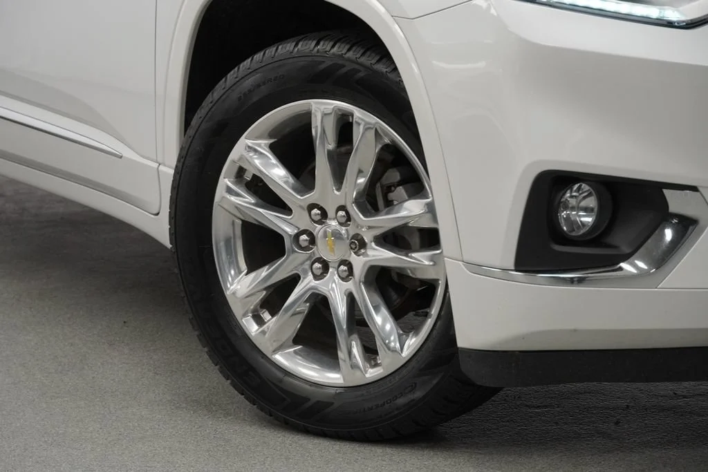 Used 2019 IRIDESCENT PEARL TRICOAT Chevrolet High Country image 9