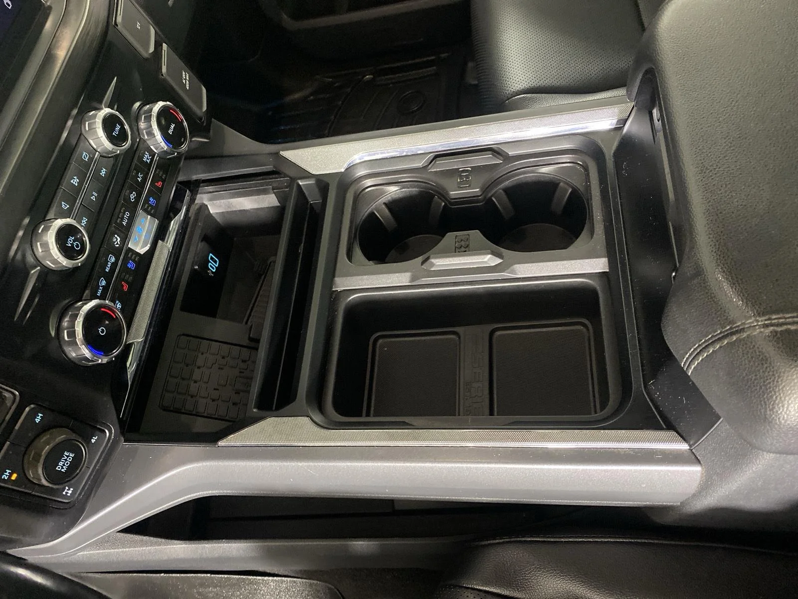Used 2024  Ford LARIAT image 28