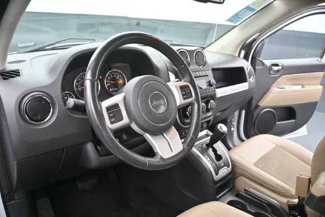 Used 2016 Bright White Clearcoat Jeep Latitude image 23
