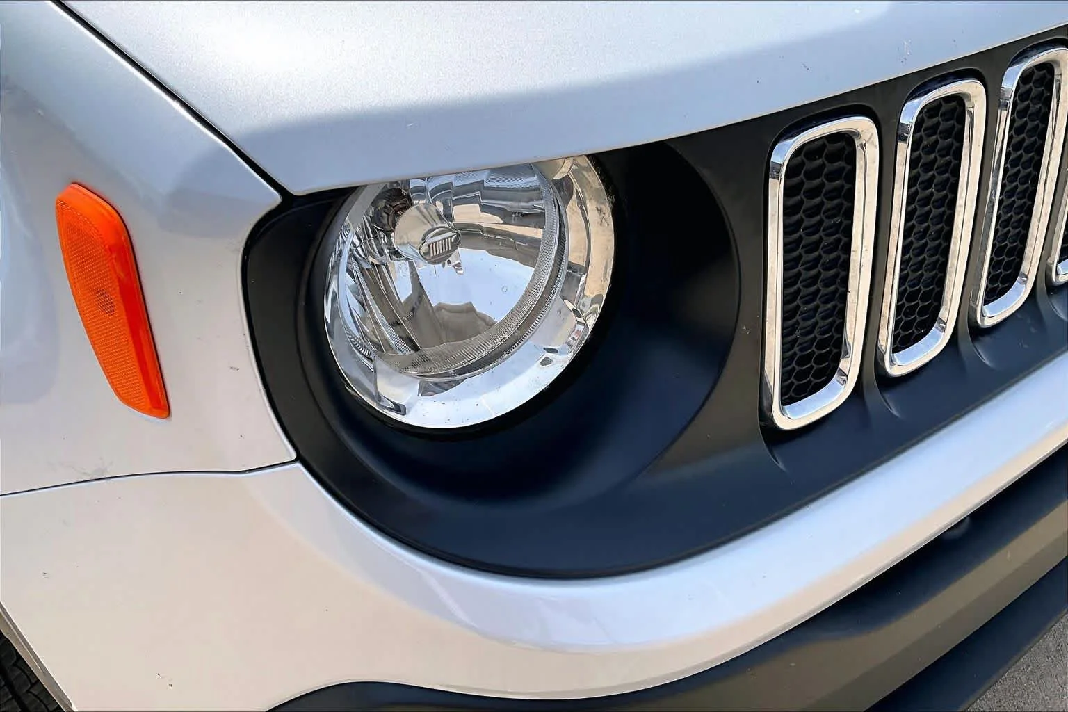 Used 2018 Glacier Metallic Jeep Latitude image 26