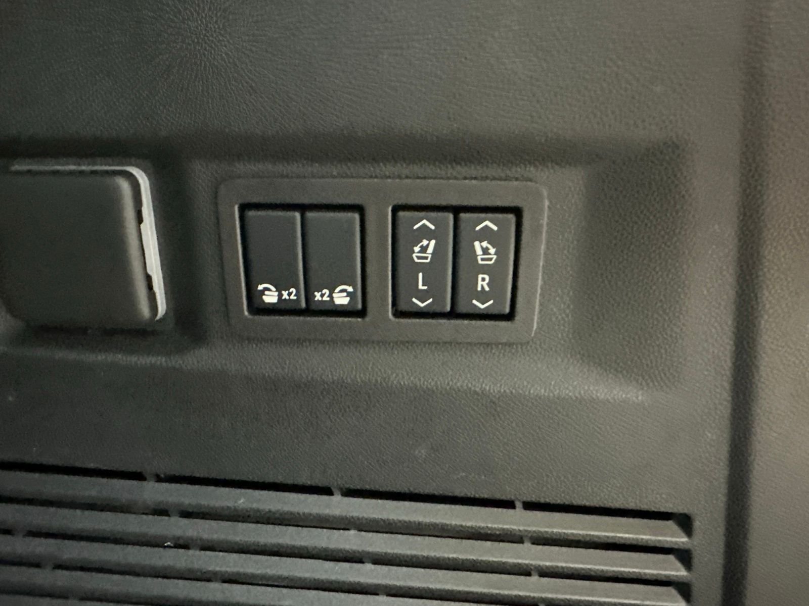 Used 2024  Chevrolet Premier image 20