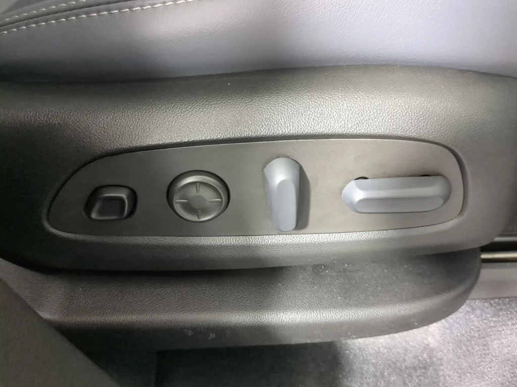 Used 2023 White Frost Tricoat Buick Premium image 22