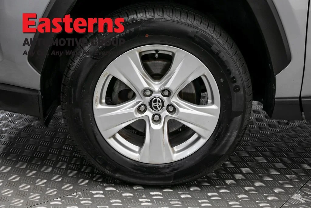 Used 2021 Silver Toyota XLE image 33