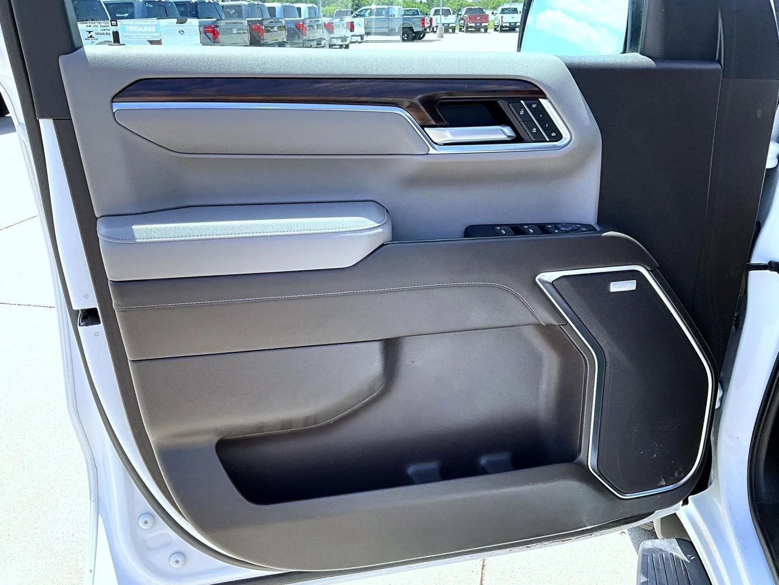 Used 2022 White GMC SLT image 9