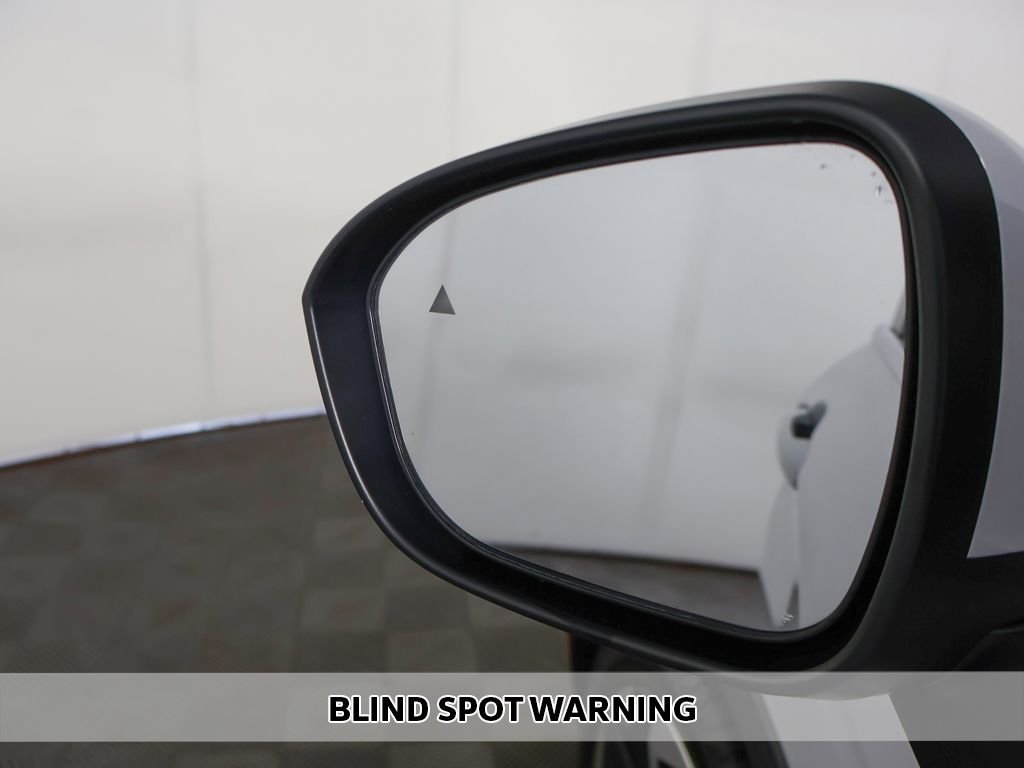 Used 2022 White Mitsubishi SEL image 6