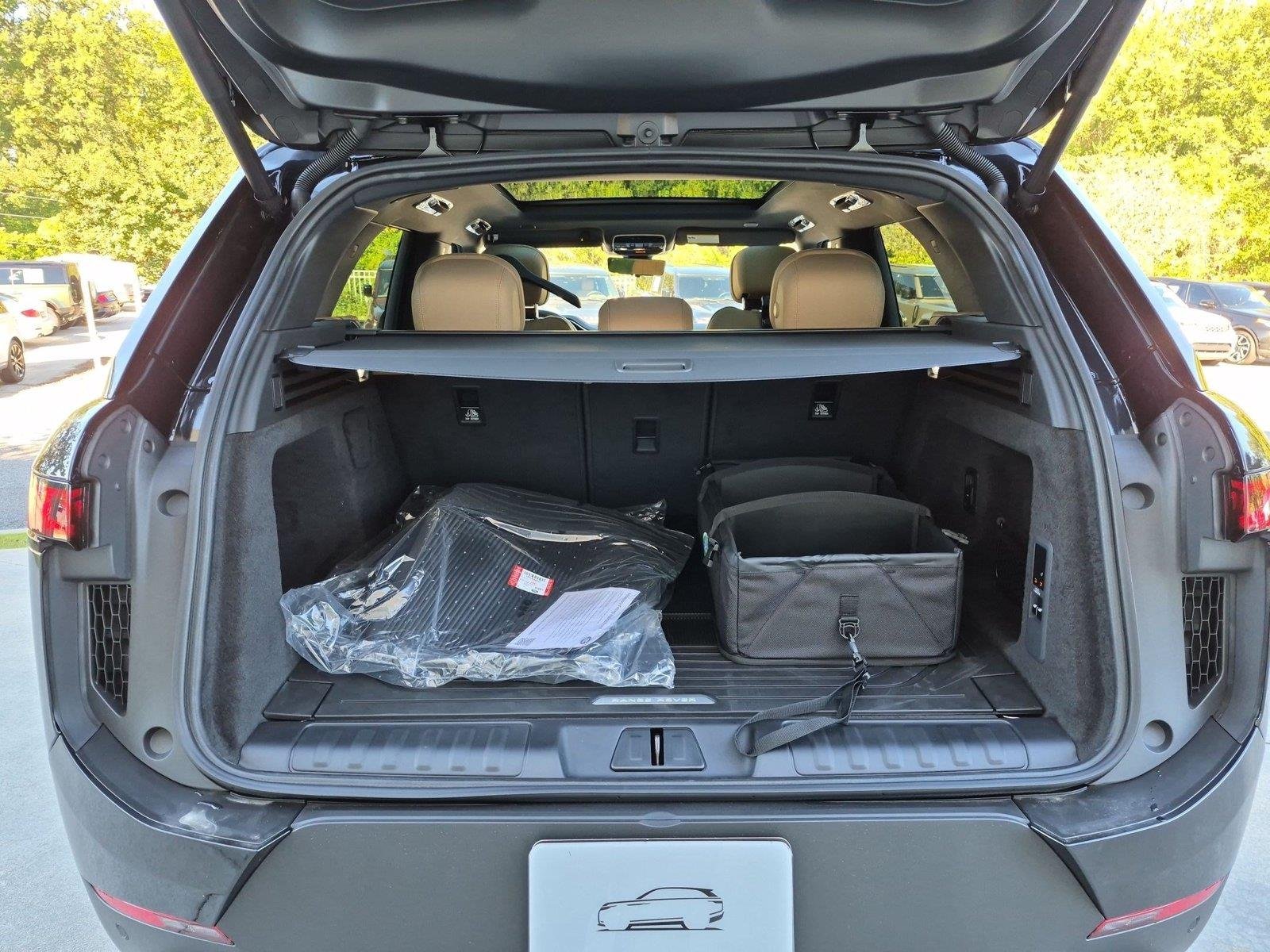 New 2027 Santorini Black Land Rover SE image 31